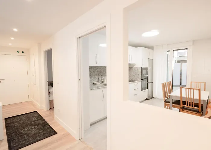 Inglet I Local Rentss شقة *